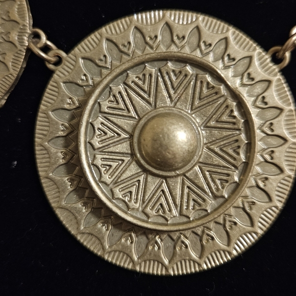 Gold medallion statement necklace - Picture 2 of 8